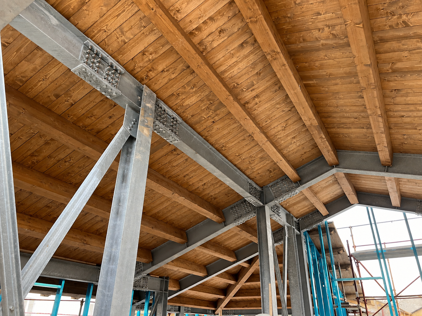Dettaglio in cantiere di una struttura in legno lamellare e acciaio zincato